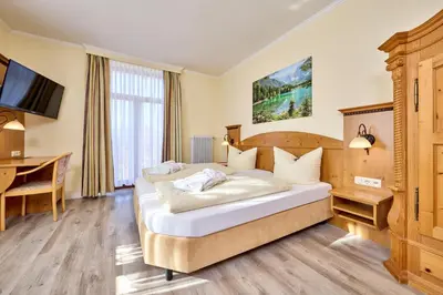 Ein Bett oder Betten in einem Zimmer der Unterkunft Hotel Vier Jahreszeiten