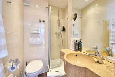 Ein Badezimmer in der Unterkunft Hotel Vier Jahreszeiten