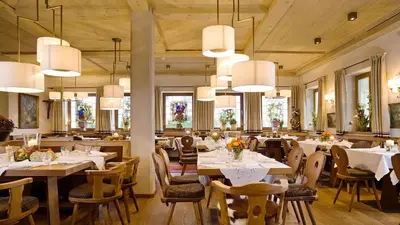 Ein Restaurant oder anderes Speiselokal in der Unterkunft Bauer Hotel und Restaurant