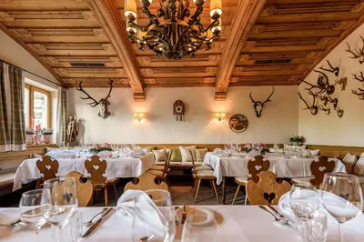 Ein Restaurant oder anderes Speiselokal in der Unterkunft Bauer Hotel und Restaurant