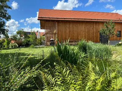 Ein Garten an der Unterkunft Ferienhaus Königsdorf - Urlaub im Tölzer Land