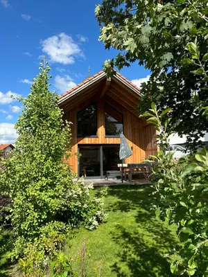 Ein Garten an der Unterkunft Ferienhaus Königsdorf - Urlaub im Tölzer Land