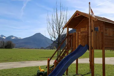 Ein allgemeiner Bergblick oder ein Berglick von des Bauernhofs aus
