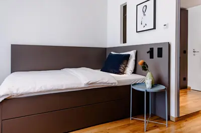 Ein Bett oder Betten in einem Zimmer der Unterkunft THE FLAG Meiller Gärten