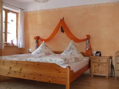 Ein Bett oder Betten in einem Zimmer der Unterkunft Weissenhof | Chiemgau Karte