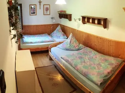 Ein Bett oder Betten in einem Zimmer der Unterkunft Weissenhof | Chiemgau Karte