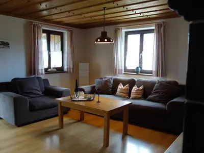Ein Sitzbereich in der Unterkunft Ferienwohnung Obermeier | Chiemgau Karte