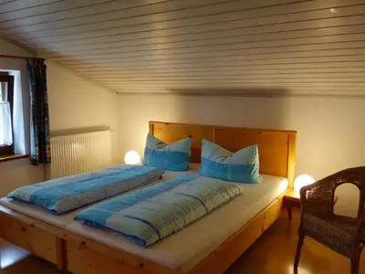 Ein Bett oder Betten in einem Zimmer der Unterkunft Ferienwohnung Obermeier | Chiemgau Karte