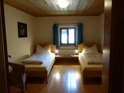 Ein Bett oder Betten in einem Zimmer der Unterkunft Ferienwohnung Obermeier | Chiemgau Karte