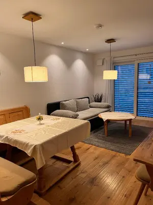 Ein Sitzbereich in der Unterkunft Ferienwohnung Trissl