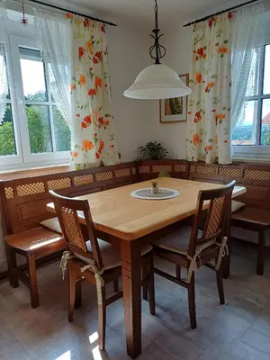 Ein Sitzbereich in der Unterkunft Ferienwohnung Wenzl