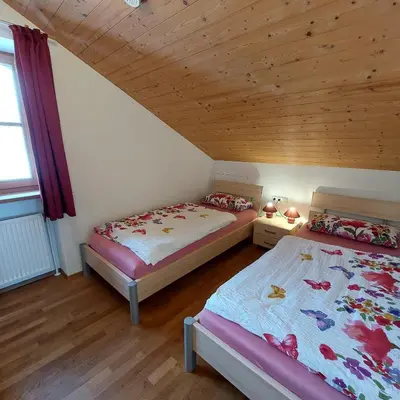 Ein Bett oder Betten in einem Zimmer der Unterkunft Ferienwohnung Holzmaier