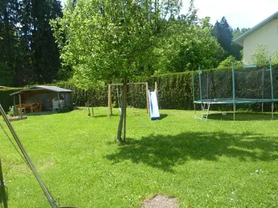 Ein Garten an der Unterkunft Ferienwohnung Holzmaier