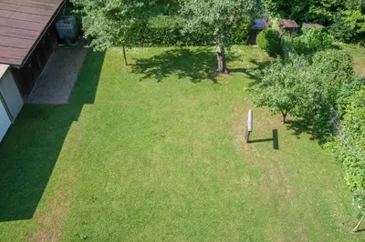 Ein Garten an der Unterkunft Traum-Ferienwohnung Alpenblick