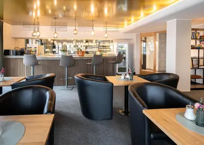 Ein Sitzbereich in der Unterkunft Sopherl am See - Frühstück auf der Seeterrasse, sehr ruhig und wunderschön am See, 3 Minuten nach Oberpfaffenhofen, viele Radtouren, Restaurants & Cafes in der Umgebung