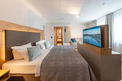 Ein Bett oder Betten in einem Zimmer der Unterkunft Sopherl am See - Frühstück auf der Seeterrasse, sehr ruhig und wunderschön am See, 3 Minuten nach Oberpfaffenhofen, viele Radtouren, Restaurants & Cafes in der Umgebung