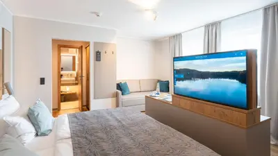 TV/Unterhaltungsangebot in der Unterkunft Sopherl am See - Frühstück auf der Seeterrasse, sehr ruhig und wunderschön am See, 3 Minuten nach Oberpfaffenhofen, viele Radtouren, Restaurants & Cafes in der Umgebung