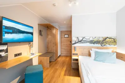 Ein Bett oder Betten in einem Zimmer der Unterkunft Sopherl am See - Frühstück auf der Seeterrasse, sehr ruhig und wunderschön am See, 3 Minuten nach Oberpfaffenhofen, viele Radtouren, Restaurants & Cafes in der Umgebung
