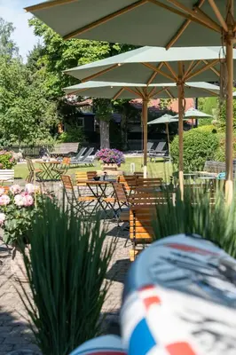 Ein Garten an der Unterkunft Sopherl am See - Frühstück auf der Seeterrasse, sehr ruhig und wunderschön am See, 3 Minuten nach Oberpfaffenhofen, viele Radtouren, Restaurants & Cafes in der Umgebung