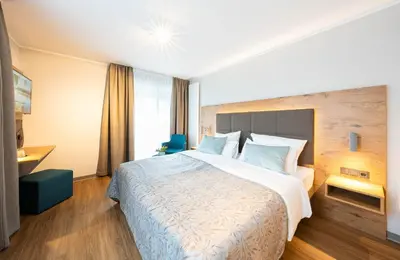 Ein Bett oder Betten in einem Zimmer der Unterkunft Sopherl am See - Frühstück auf der Seeterrasse, sehr ruhig und wunderschön am See, 3 Minuten nach Oberpfaffenhofen, viele Radtouren, Restaurants & Cafes in der Umgebung