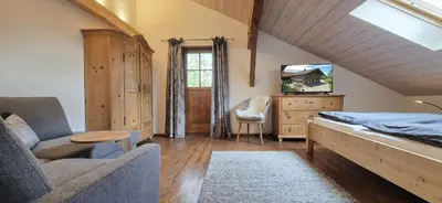 Ein Bett oder Betten in einem Zimmer der Unterkunft Baumgartner Nagerhof | Chiemgau Karte