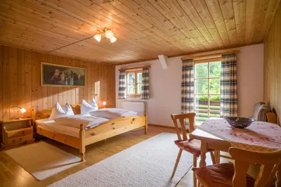 Ein Bett oder Betten in einem Zimmer der Unterkunft Bergbauernhof Hinterseebach
