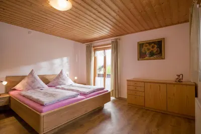 Ein Bett oder Betten in einem Zimmer der Unterkunft Haus Enzian