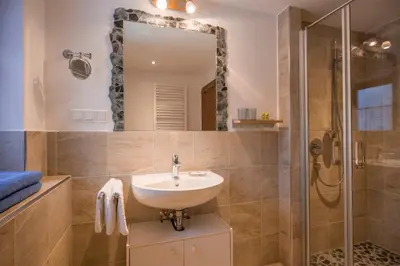 Ein Badezimmer in der Unterkunft Haus Enzian