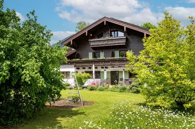 Ein Garten an der Unterkunft Haus Enzian