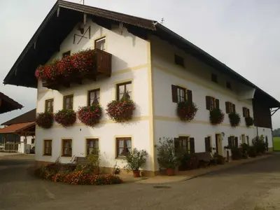 Das Gebäude in dem sich der Bauernhof befindet