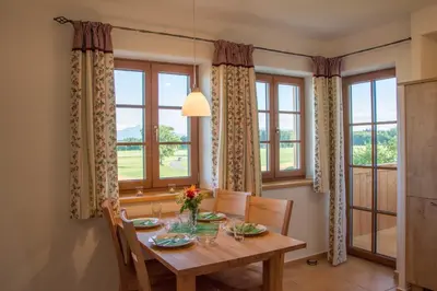 Ein Sitzbereich in der Unterkunft Heimhilgerhof