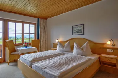 Ein Bett oder Betten in einem Zimmer der Unterkunft Karlshof