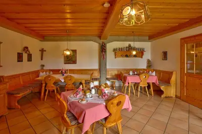 Ein Restaurant oder anderes Speiselokal in der Unterkunft Karlshof