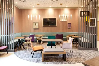Ein Sitzbereich in der Unterkunft Hampton by Hilton Munich Airport South