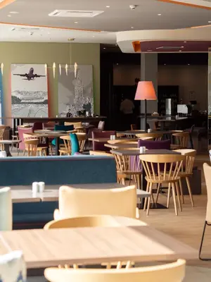 Ein Restaurant oder anderes Speiselokal in der Unterkunft Hampton by Hilton Munich Airport South