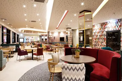 Ein Sitzbereich in der Unterkunft Hampton by Hilton Munich Airport South