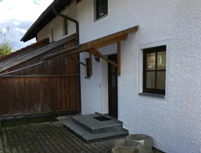 Das Gebäude in dem sich das Ferienhaus befindet