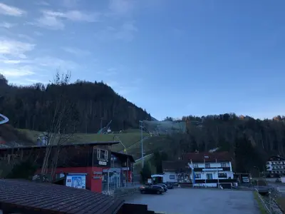 Ein allgemeiner Bergblick oder ein Berglick von des Ferienhauses aus
