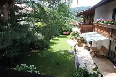 Ein Garten an der Unterkunft Haus Christel