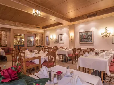 Ein Restaurant oder anderes Speiselokal in der Unterkunft Hotel Am Moosfeld