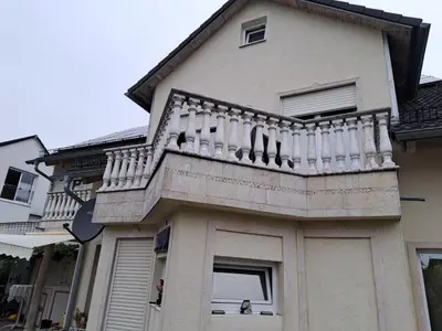 Das Gebäude in dem sich das Privatzimmer befindet