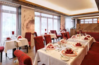 Ein Sitzbereich in der Unterkunft Parkhotel am Soier See
