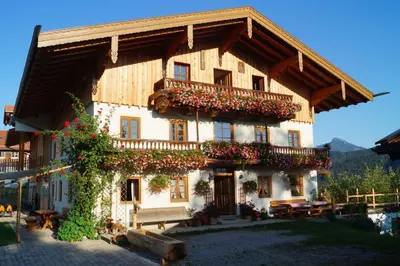 Das Gebäude in dem sich der Bauernhof befindet