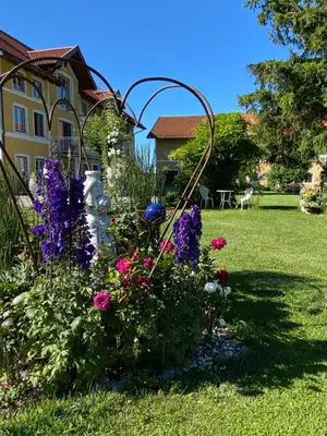 Ein Garten an der Unterkunft Landgut zur Mühle