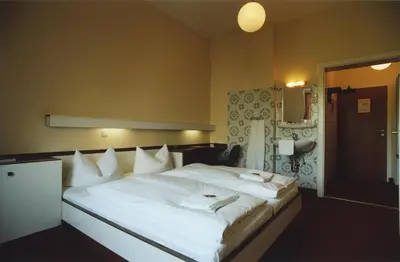 Ein Bett oder Betten in einem Zimmer der Unterkunft Hotel Jedermann