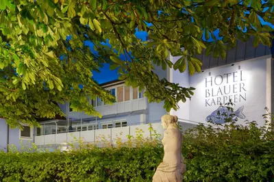 Ein Garten an der Unterkunft Hotel Blauer Karpfen
