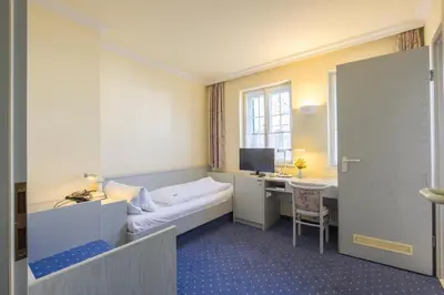 Ein Bett oder Betten in einem Zimmer der Unterkunft Hotel Gautinger Hof - Ruhig im Fünf-Seen-Land nahe S-Bahn und München