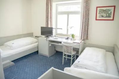 Ein Bett oder Betten in einem Zimmer der Unterkunft Hotel Gautinger Hof - Ruhig im Fünf-Seen-Land nahe S-Bahn und München