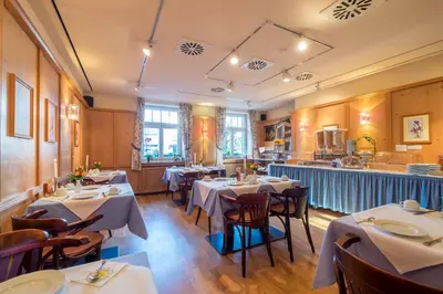 Ein Restaurant oder anderes Speiselokal in der Unterkunft Hotel Gautinger Hof - Ruhig im Fünf-Seen-Land nahe S-Bahn und München