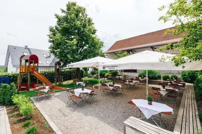 Ein Garten an der Unterkunft Gasthaus Hotel Ostermeier